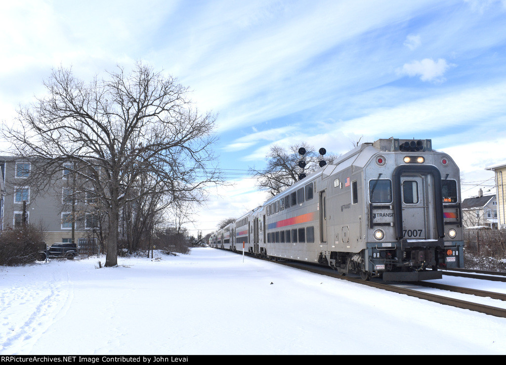 NJT Train # 5520 approaching Raritan Station with Multilevel Cab Car # 7007 on the point 